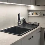 Daire Lobzow *